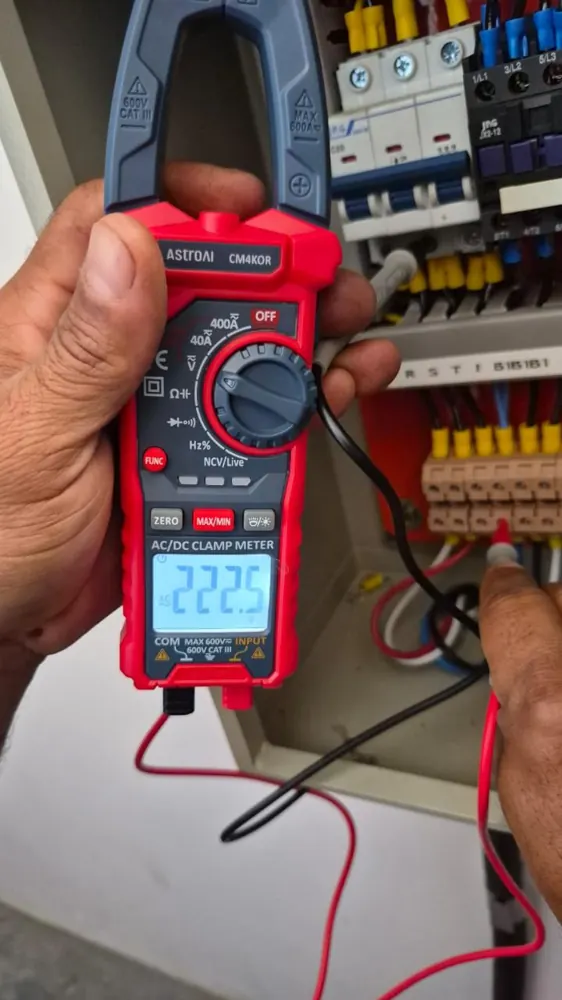 Ensaio elétrico no painel de comando das bombas